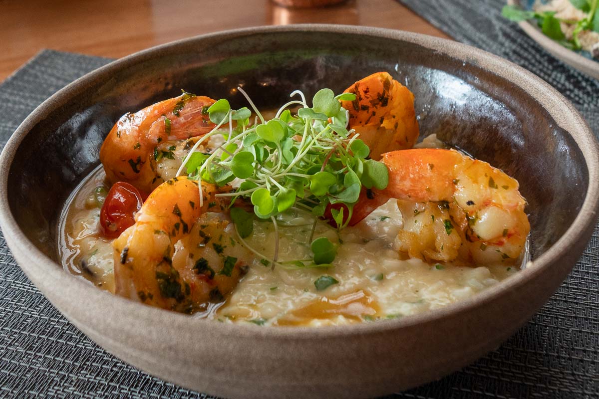 Foto de um prato de risoto de camarão servido no restaurante Drummond na Praia Brava. 