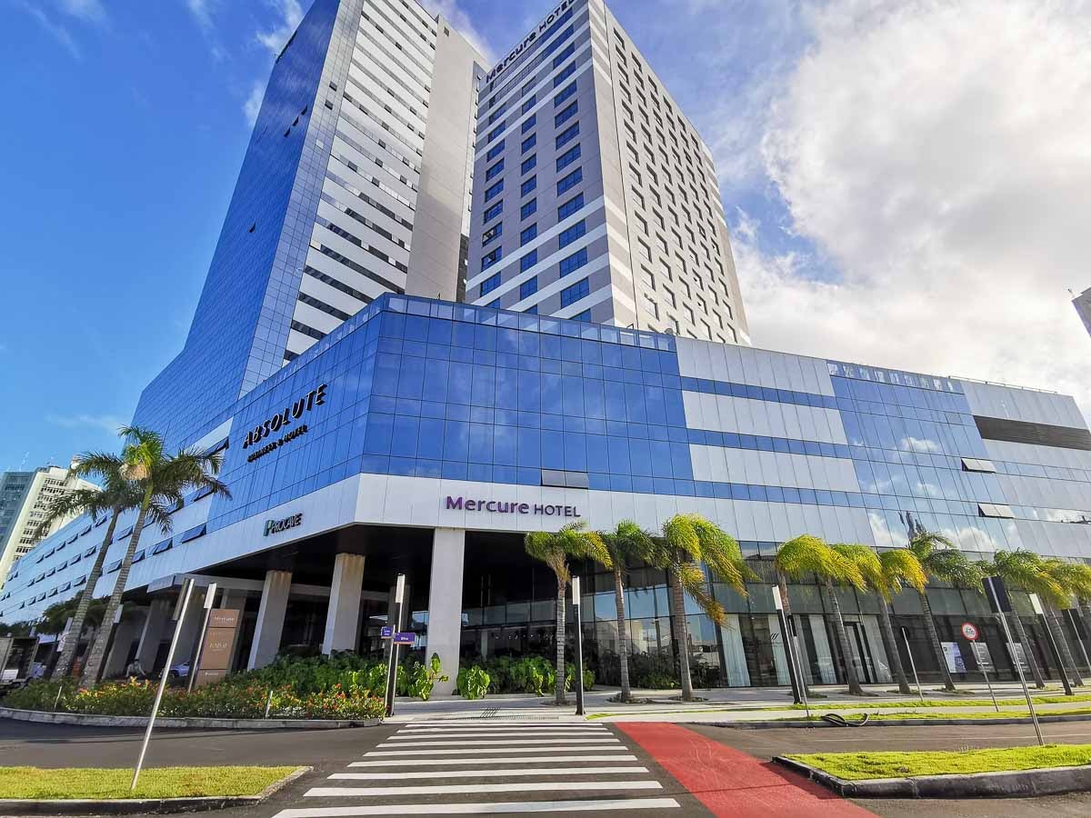 Foto da fachada do Hotel Mercure em Itajaí que fica no centro da cidade e é uma boa opção para viagem de lazer ou negócios. 