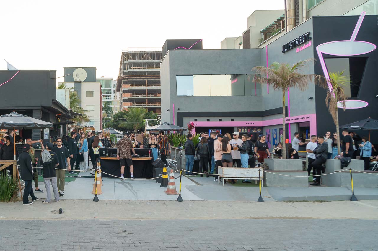 Foto do Juistreet Complexo com bares e restaurantes bem na beira-mar da Praia Brava, Itajaí. 