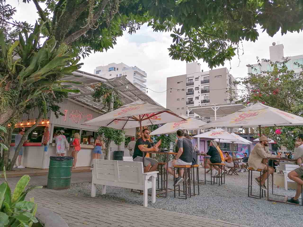 Foto do Édem Skate bar que mostra a área de meses ao ar livre e o bar ao fundo. 