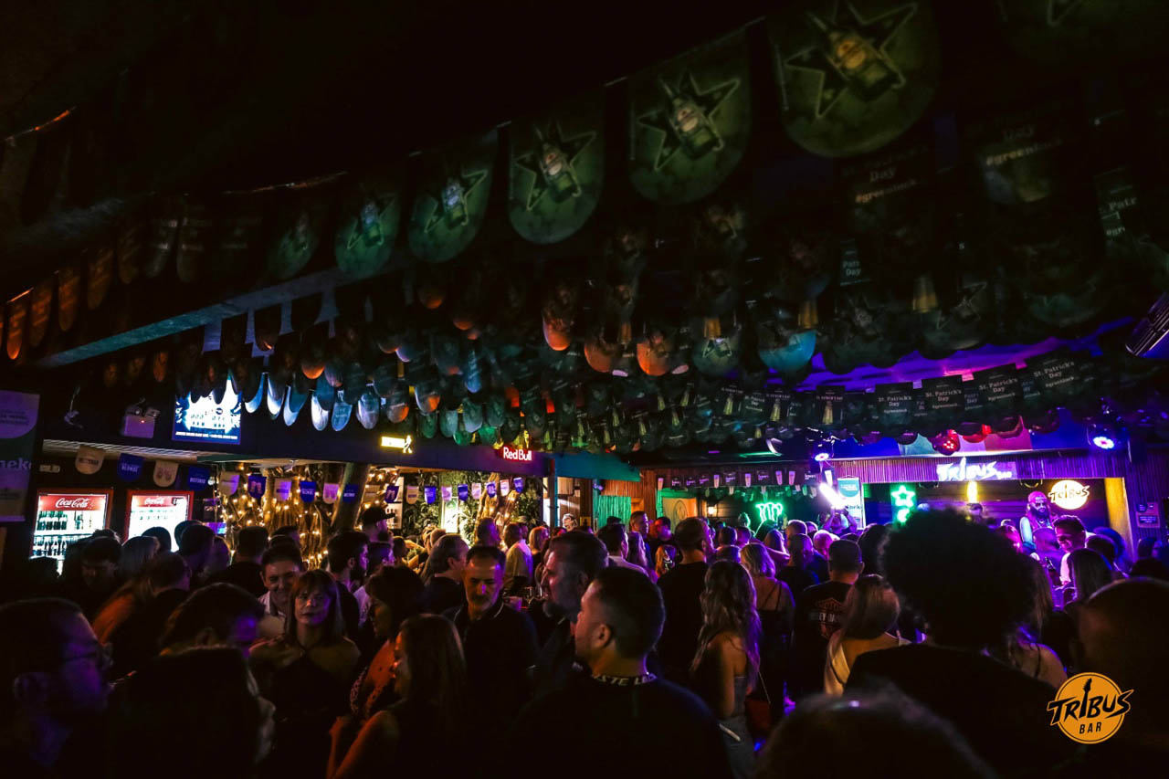 Foto do ambiente interno do Tribus Bar na Praia Brava em uma noite em que a pista estava lotada.