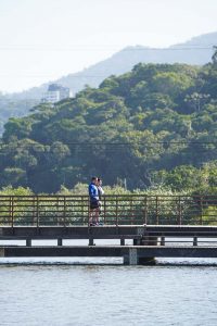 Pessoas caminhando na Lagoa da Praia Brava, o melhor bairro em Itajaí para morar com sua família. 