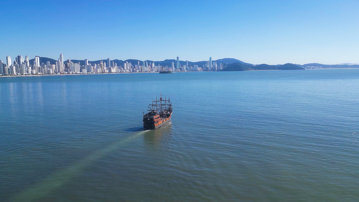 Foto do Barco Pirata navegando em frente a Balneário Camboriú. 