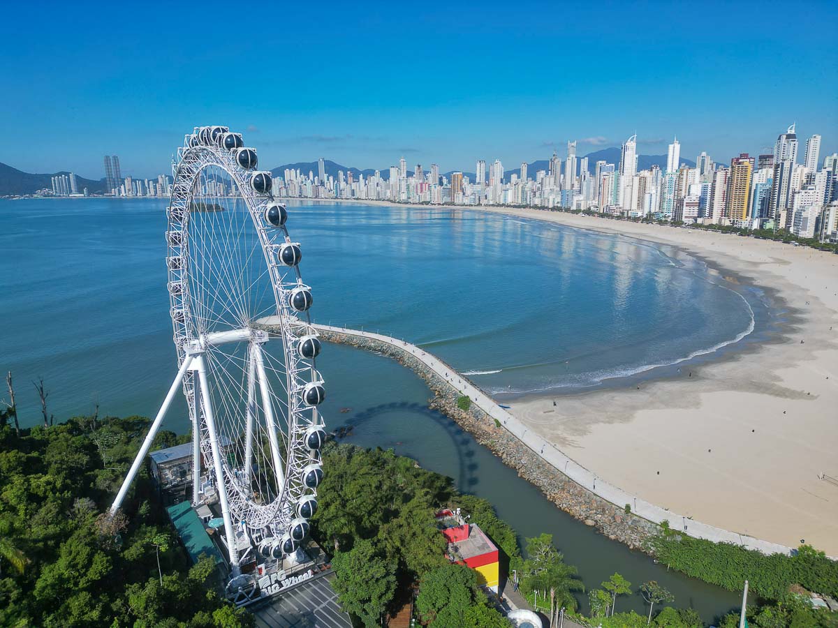 Foto aérea da roda gigante Big Wheel de Balneário Camboriú, SC. 