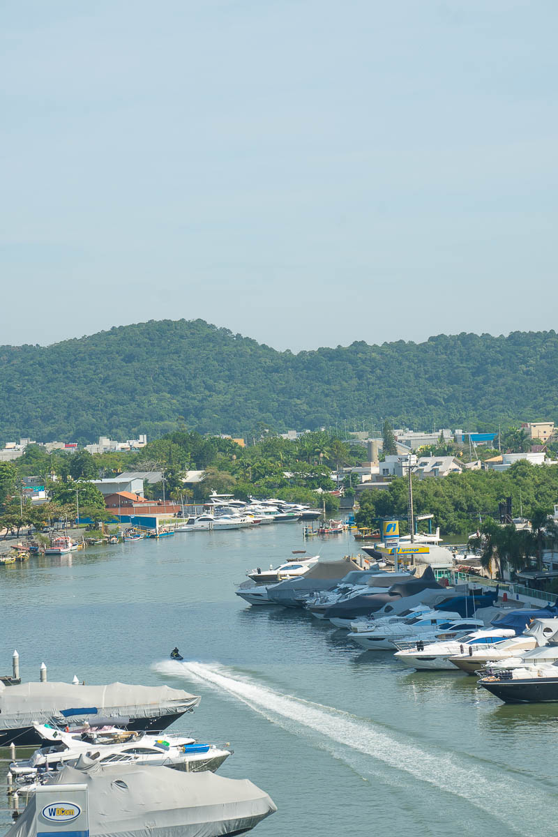 Foto mostrando o rio Camboriú próximo a barra sul onde ficam as marinas. 