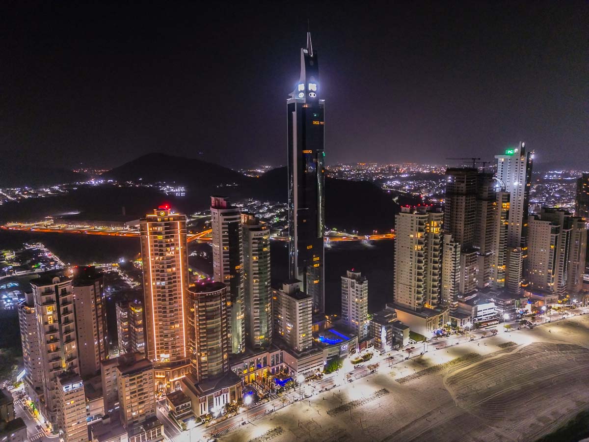 Foto aérea da praia de Balneário Camboriú, um ótimo lugar para quem curte restaurantes, bares e festas.