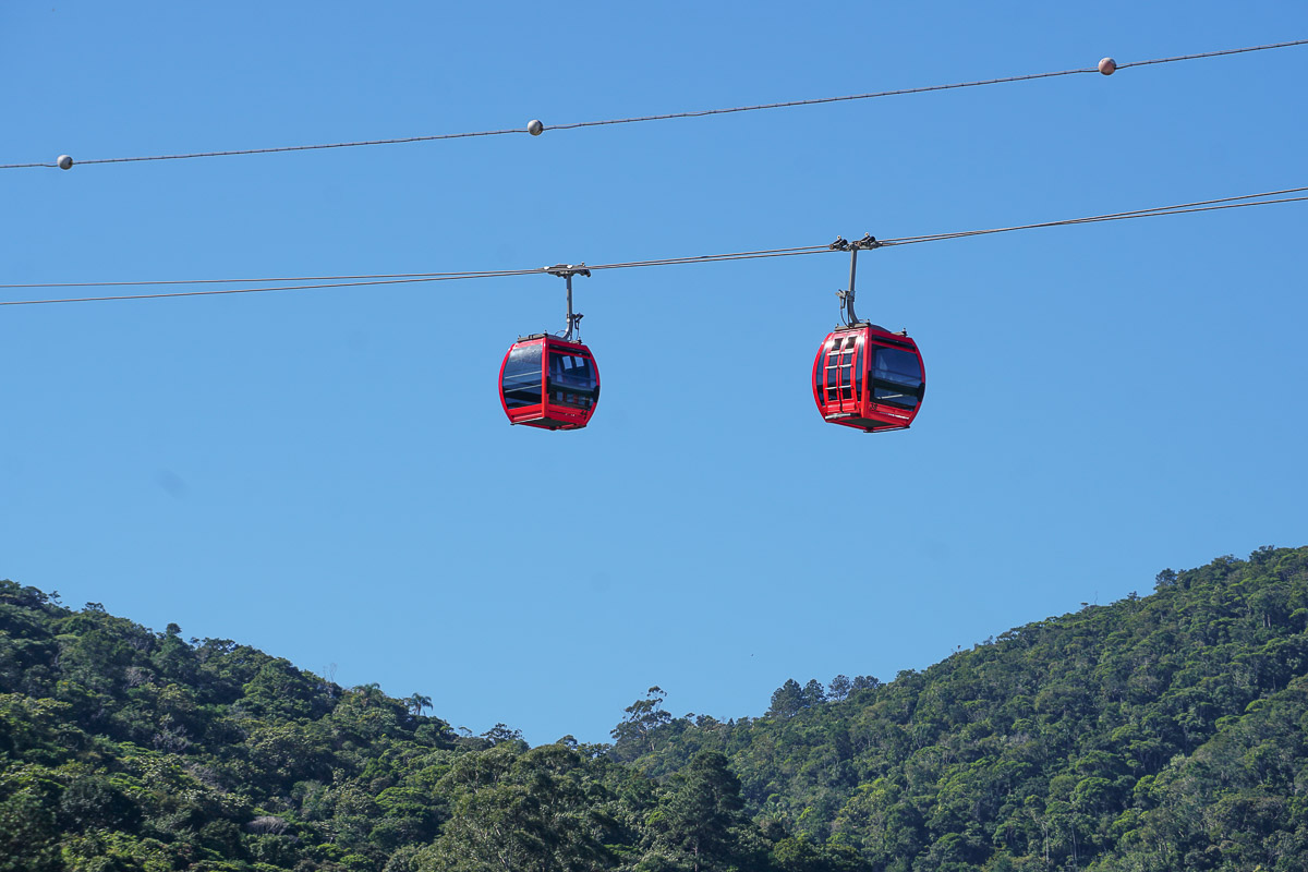 Os bondinhos do Parque Unipraias são um das principais atrações de Balneário Camboriú.