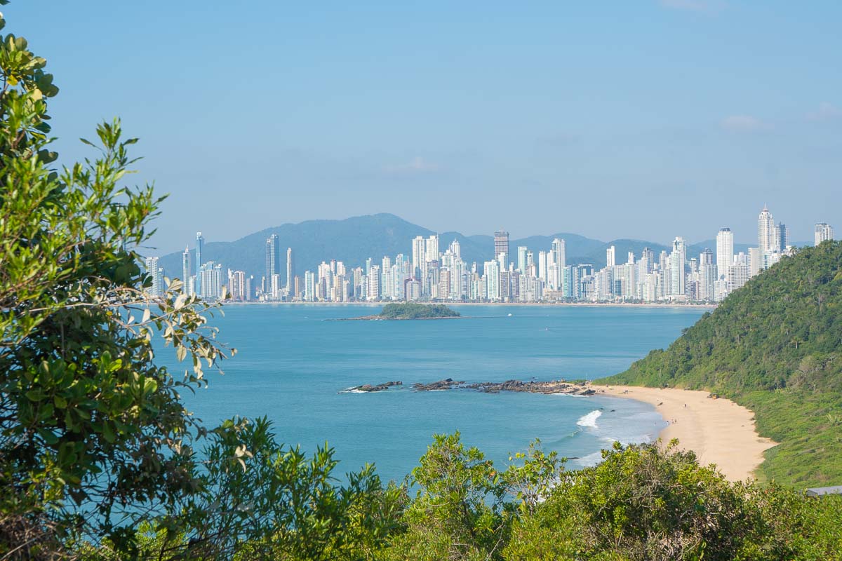 Praia do Buraco é uma praia que tem acesso pela Barra norte de Balneário Camboriú.