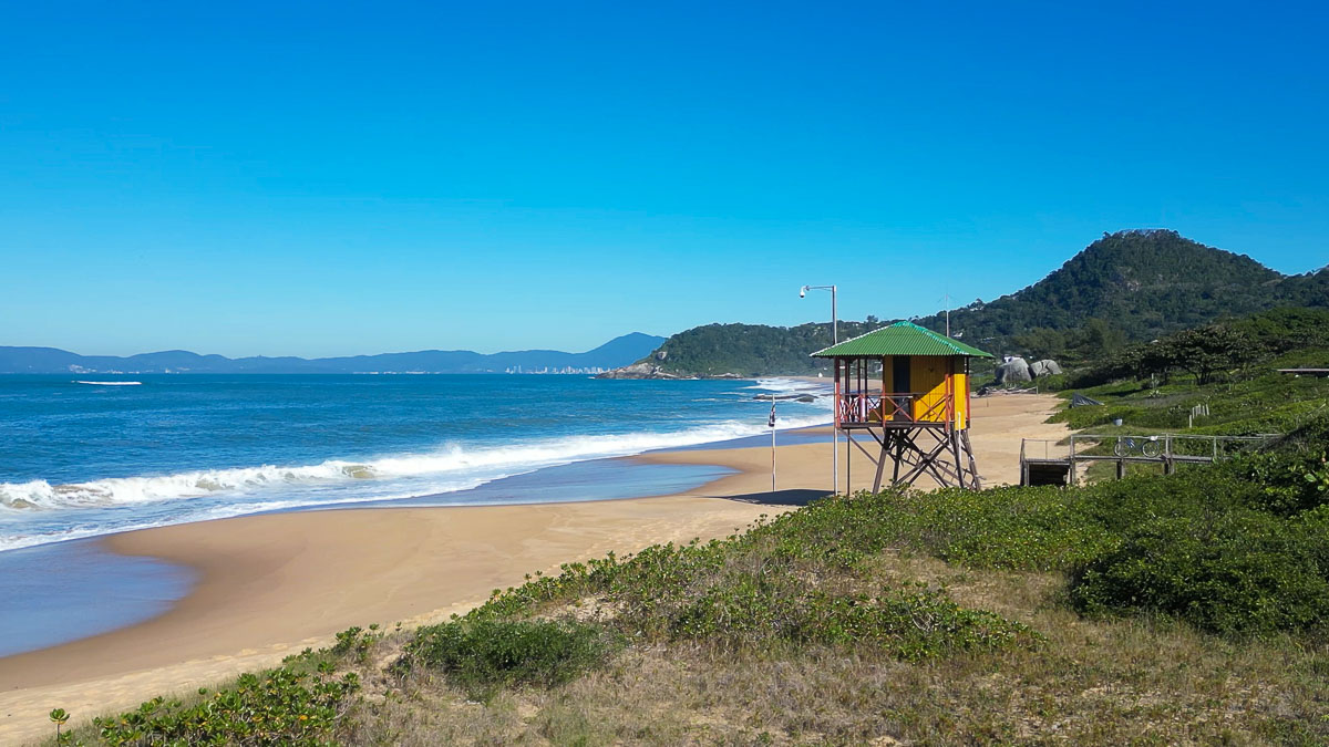 Foto da Praia do Estaleiro em Balneário Camboriú.